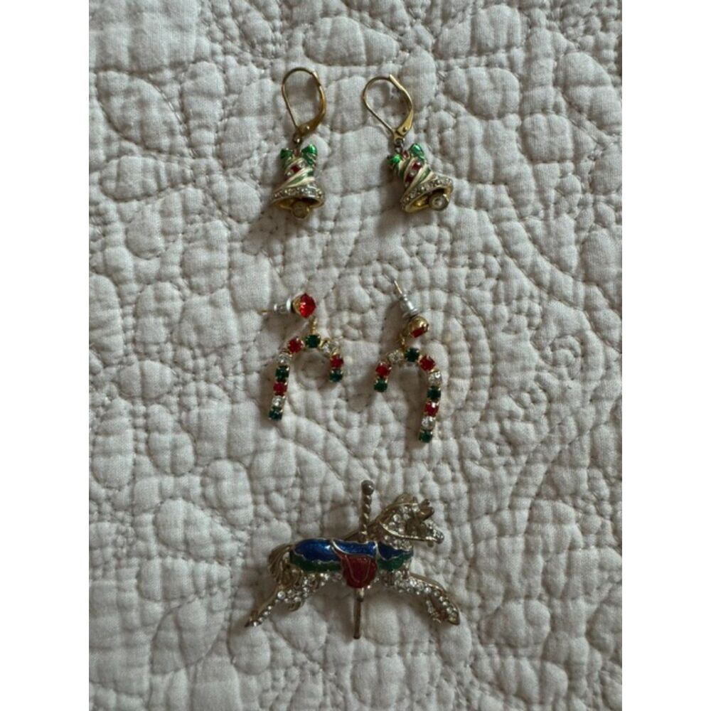 Vintage rhinestone Christmas brooch and earrings set.
